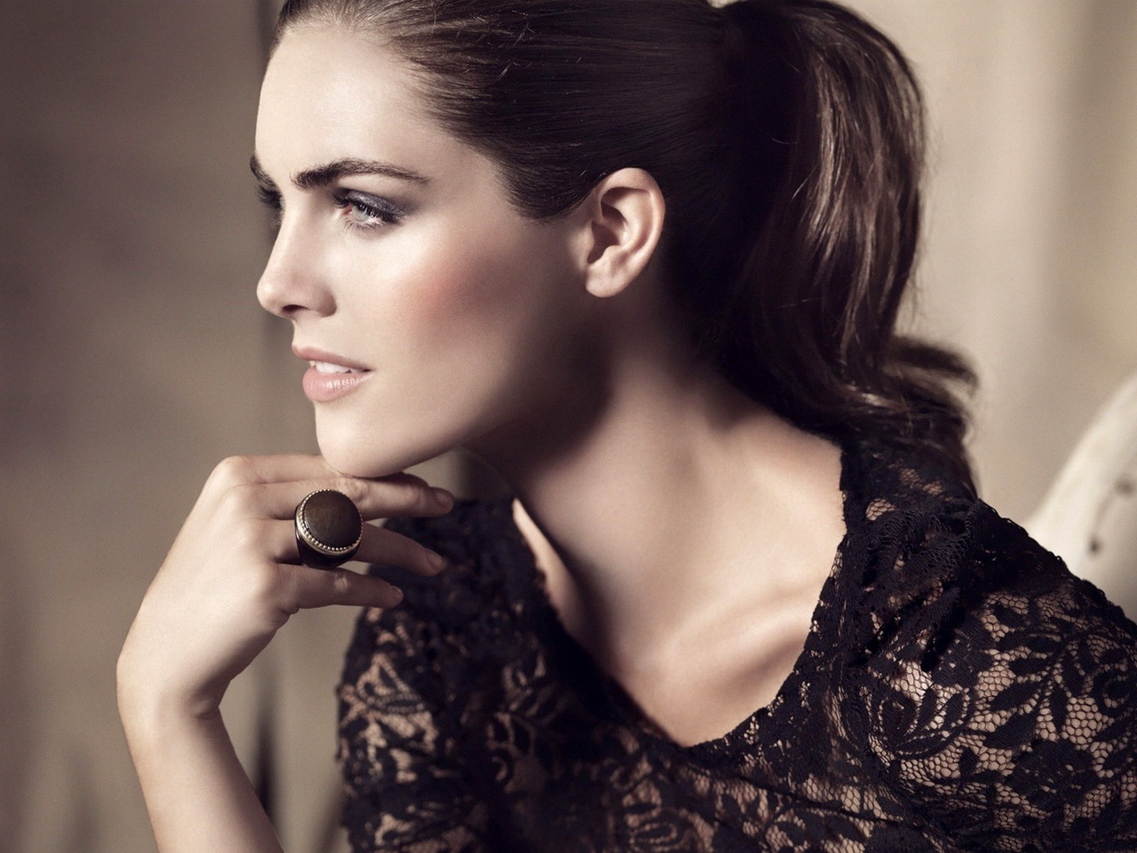 ������ ���� (Hilary Rhoda)